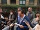 Il presidente della Regione Piemonte Alberto Cirio attorniato da giornalisti