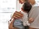 Immagine generica di padre con neonato