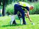 Il dog trainer Ivan Schmidt sul campo di allenamento con uno dei suoi cani