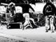Nel fermo immagine, il momento in cui uno dei soggetti coinvolti nella violenta lite sta sferrando un calcio in pieno stomaco all'avversario riverso a terra