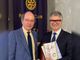 Domenico De Gaetano omaggiato dal presidente del Rotary Luigi Florio al termine della serata