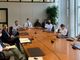 Al centro il presidente della Provincia Paolo Lanfranco, a destra, in secondo piano, il dirigente ai trasporti della Provincia Roberto Imparato, il dirigente Angelo Marengo, in prima linea il vicepresidente della Regione Piemonte Fabio Carosso, il vicepresidente della Provincia di Asti Francesca Ragusa, il consigliere provinciale Andrea Gamba, a sinistra, l’assessore ai Trasporti della Regione Piemonte Marco Gabusi, il consigliere provinciale Ivan Ferrero, il responsabile Servizio Trasporti della Provincia Mauro Rolla