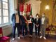 Il momento della consegna del libro “Insieme per la città” da parte del sindaco