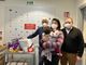 Il dottor Daniele Farina con i genitori di Anna e la bimba