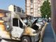 Furgone in fiamme in vicolo Goito ad Asti, il fumo fa scattare l'allarme in un palazzo vicino