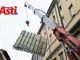 Il lungo e delicato Intervento per rimuovere la tettoia divelta dal vento in via XX Settembre