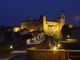 Una suggestiva immagine notturna del castello di Monastero Bormida