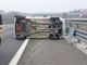 Incidente sulla tangenziale tra Isola e Asti: tamponamento tra un camion e un Doblò che si ribalta