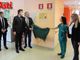 La scopertura della targa. Con il prefetto e il dirigente Barbero, la moglie Gabriella (in verde). MerfePhoto
