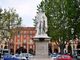 Il monumento a Vittorio Alfieri, uno dei simboli della città
