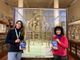 Michela Contessi e Laura Nosenzo con l'imponente scheletro del mastodonte