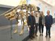 Foto di gruppo di fronte ai fossili del mastodonte e del rinoceronte