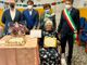 La neo centenaria Francesca Domenica Negrino ritratta con il vice presidente della Provincia Simone Nosenzo, il vice sindaco del Comune di Nizza Monferrato Pier Paolo Verri, l’assessore ai Servizi Sociali Ausilia Quaglia ed il figlio della centenaria, Mauro Oddone, Consigliere del Comune di Nizza Monferrato