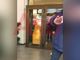Cerca di entrare in banca con una bara,  prontamente bloccato [VIDEO]
