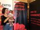 Il più piccolo visitatore della mostra ritratto insieme alla sua mamma