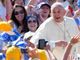 Un'immagine di Papa Francesco con i giovani partecipanti di una edizione internazionale della GMG