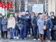 Il gruppo di lavoratori che stamattina ha atteso notizie davanti alla sede Asl AT (ph. Merfephoto - Efrem Zanchettin)