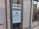 Cartello di prossima apertura di un negozio di abbigliamento in via Cavour