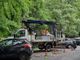 Asti: pioggia e vento fanno cadere ramo di albero in via Rosselli. Colpite due auto [FOTO]