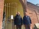 Il sindaco Rasero e l'assessore Ferrero di fronte al cimitero di Montegrosso Cinaglio