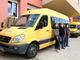 Il sindaco Anna Macchia con i due autisti dello scuolabus Maurizio Marabese e Marco Nosenzo