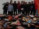 Gli studenti astigiani davanti all’installazione “Libriproibiti” insieme al curatore Ermanno Tedeschi