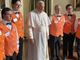 Ragazzi e ragazze dell'Albergo Etico in posa con Papa Francesco in occasione della sua visita ad Asti
