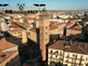 Una suggestiva immagine del centro di Asti, con la Torre Troyana ad ergersi maestosa a riprova dell'Orgoglio Astigiano (ph. Air Shooting Asti, tutti i diritti riservati)