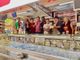 Turisti americani dietro al bancone di Michele al mercato di Buttigliera d'Asti