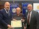 Il sindaco di Asti Maurizio Rasero consegna l’attestato di benemerenza a Luciano Cerrato (a centro) con Luca Campagna