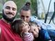 Giulia con il marito Sasha ed il figli Solomon e Kaja durante momenti di felice normalità, spezzati dalla guerra