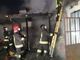 Vigili del fuoco impegnati su un intervento per incendio tettoia