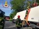 Ferrere: camion ribaltato sulla provinciale. Intervengono i vigili del fuoco