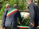 Il sindaco Maurizio Rasero con il presidente provinciale dell’Ordine dei Medici, Claudio Lucia, e il presidente provinciale del Movimento Federalistico Europeo, Davide Arri, posano la corona d’alloro davanti alla targa commemorativa di Gilberto Barbero, già presidente del CLN della provincia di Asti