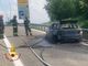 A fuoco un'auto al casello di Felizzano: intervengono i vigili del fuoco di Asti