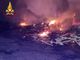 Ennesima notte di fuoco al campo nomadi di via Guerra: i pompieri al lavoro dalle 3 del mattino per tutto il giorno (FOTO E VIDEO)