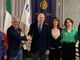 Nella foto, da sinistra a destra, Anna Ferrero, Pasquale Ruju, Luigi Florio, Laura Rossi Ruju e le due studentesse del Monti che hanno partecipato alla serata Rotary
