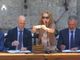 Il sindaco di Siena, Nicoletta Fabio, durante l'assegnazione (fotogramma della diretta, immagini Consorzio per la Tutela del Palio di Siena)