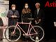 L'amministratrice delegata di Idem ritratta, alla presentazione della tappa astigiana del Giro d'Italia, tra l'assessore Cotto e il consigliere Trombetta