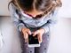 Una bimba sola con il suo telefono. A Villanova d'Asti nuova sfida social