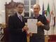 Cerruti consegna la mozione al presidente del Consiglio comunale, Federico Garrone