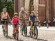 Cicloturisti in piazza Cattedrale Cicloturisti in piazza Cattedrale