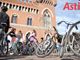 Asti, in una giornata senza auto, bici in piazza Roma
