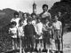 I dieci alunni della pluriclasse di Aramengo con la loro insegnante, nel 1972