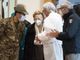 Il generale Francesco Paolo Figliuolo nella fondazione albese accolto da Maria Franca Ferrero (Fotoservizio di Barbara Guazzone)