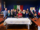 Duecentocinquanta ore di lavoro per la tovaglia in ricamo &quot;bandera&quot;, consegnata al Comune di Canelli