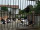 Cumuli di immondizia all'interno di un cancello sul Lungo Tanaro. I residenti protestano