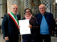 Aniello Mosca con la moglie Maria Luisa, premiati dal sindaco Marello durante la festa per le nozze d’oro organizzata dal Comune di Alba nel maggio 2017