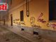 Tra via Bonzanigo e via Cotti Ceres graffiti e degrado davanti ad uno degli edifici storici di Asti [FOTO]