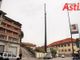L'enorme antenna montata di fronte al condominio di via Pietro Micca